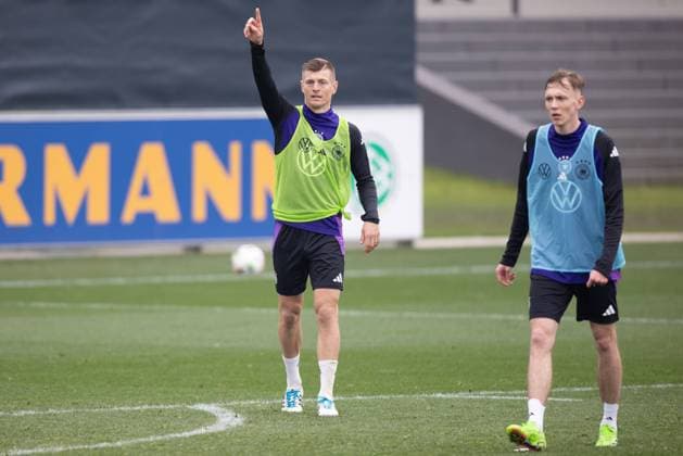 Training und PK der Deutschen Fußball-Nationalmannschaft Toni Kroos, rechts im Vordergrund Maximilian Beier. Training der Deutschen Fußball-Nationalmannschaft und DFB-Pressekonferenz auf dem DFB-Campus in Frankfurt am Main am 19. März 2024., Frankfurt am Main Hessen Deutschland DFB-Campus