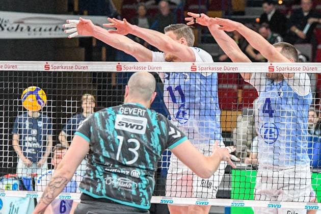 v.li.:, 19.03.2024, Düren (Deutschland), Volleyball, Playoff-Viertelfinale, SWD Powervolleys Düren - VfB Friedrichshafen