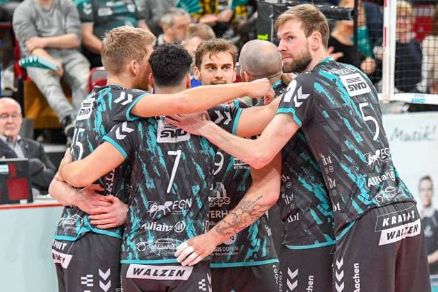 v.li.:, 19.03.2024, Düren (Deutschland), Volleyball, Playoff-Viertelfinale, SWD Powervolleys Düren - VfB Friedrichshafen