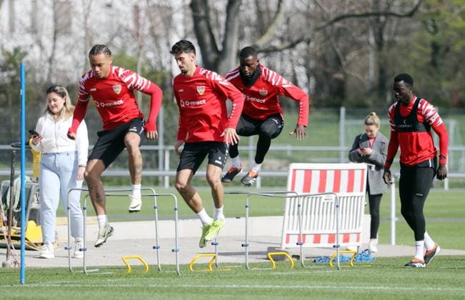 Sport Themen der Woche KW12 20.03.24 VfB Stuttgart Training Deutschland, Stuttgart, 20.03.2024, Fussball, Bundesliga, VfB Stuttgart Training: v.l. Roberto Massimo, Atakan Karazor, Serhou Guirassy, Silas Katompa Mvumpa. *** 20 03 24 VfB Stuttgart Training Germany, Stuttgart, 20 03 2024, Football, Bundesliga, VfB Stuttgart Training f l Roberto Massimo, Atakan Karazor, Serhou Guirassy, Silas Katompa Mvumpa