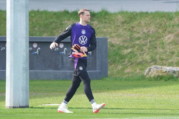 Sport Bilder des Tages Torwart Goalie Manuel Neuer (Deutschland Germany) wurde heute zur Nummer 1 der EM erklärt, musste aber nun überraschend abreisen - Frankfurt 20.03.2024: Training der Nationalmannschaft