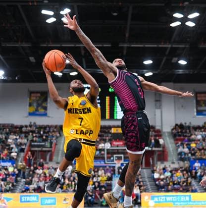 Sport Themen der Woche KW12 Sport Bilder des Tages Germany, Ludwigsburg, 20.03.2024, MHP Arena, MHP Riesen Ludwigsburg vs Telekom Baskets Bonn - Basketball Champions League Round of 16, Desure Buie (MHP Riesen Ludwigsburg) und Savion Flagg (Telekom Baskets Bonn) battle for the ball Ludwigsburg MHP Arena Baden-Wuerttemberg Germany *** Germany, Ludwigsburg, 20 03 2024, MHP Arena, MHP Riesen Ludwigsburg vs Telekom Baskets Bonn Basketball Champions League Round of 16, Desure Buie MHP Riesen Ludwigsburg and Savion Flagg Telekom Baskets Bonn battle for the ball Ludwigsburg MHP Arena Baden Wuerttemberg Germany eu-images-738