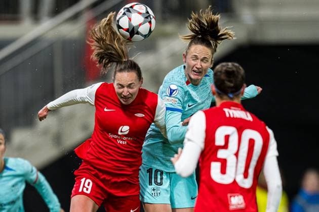 Fußball, Frauen, CL, SK Brann Bergen - FC Barcelona 240320 Marit Bratberg Lund of Brann and Caroline Graham Hansen of Barcelona during the UEFA Women s Champions League quarterfinal football match between Brann and Barcelona on March 20, 2024 in Bergen. Photo: Marius Simensen BILDBYRAN Cop 238 barcelona bbeng brann champions league dam football fotball fotboll kvartfinale quarter final tfk uefa women s champions league Copyright: MARIUSxSIMENSEN BB240320BB843