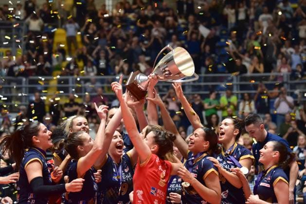 March 20, 2024, Turin, Italy: Reale Mutua Fenera Chieri 76 players celebrate as they win CEV Volleyball Cup 2024. Turin Italy - ZUMAm214 20240320_zip_m214_005 Copyright: xMatteoxSeccix