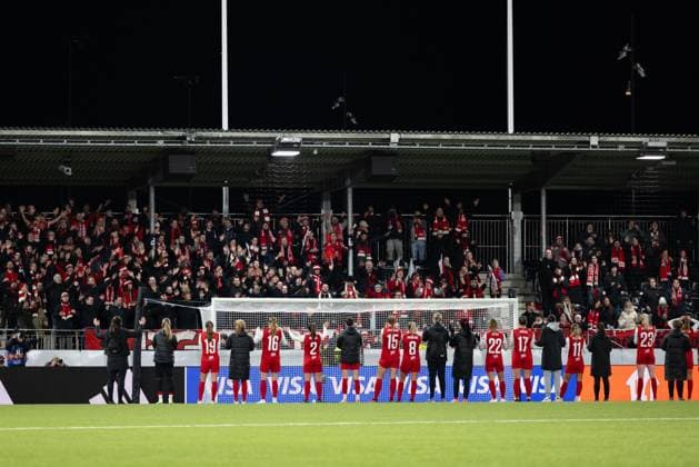 Fußball, Frauen, CL, SK Brann Bergen - FC Barcelona Bergen, Norway, March 20th 2024: Players of Brann are seen in front of their supporters after the UEFA Womens Champions League football match between Brann and Barcelona at Aasane Arena in Bergen, Norway. (Ane Frosaker SPP) Copyright: xAnexFrosakerx xSPPx spp-en-AnFrSp-_F_13707