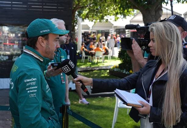 FORMULA 1 ROLEX AUSTRALIAN GRAND PRIX 2024 21.03.2024, Albert Park Circuit, Melbourne, FORMULA 1 ROLEX AUSTRALIAN GRAND PRIX 2024 ,im Bild Fernando Alonso (ESP), Aston Martin Aramco Cognizant Formula One Team im Interview mit DAZN Spanien Moderatorin und Rennfahrerin Christine Giampaoli Zonca.
