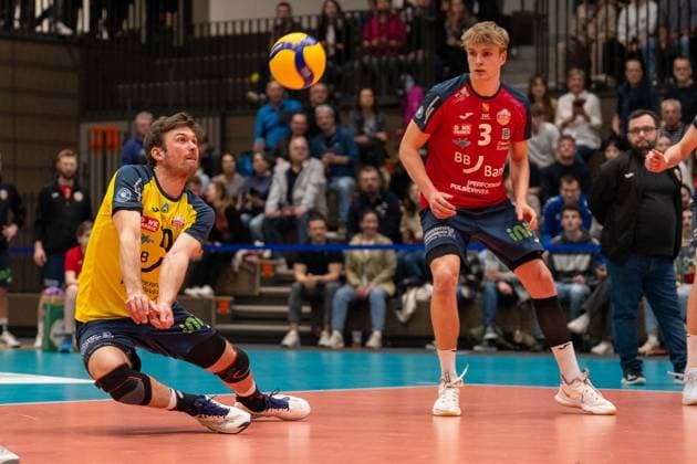 Annahme Dollhofer, Benjamin (BADEN VOLLEYS SSC Karlsruhe, 10), GER, Volleyball, Playoff Viertelfinale, Maenner, Baden VOLLEYS SSC Karlsruhe vs. Berlin Recycling Volleys, 20.03.2024, GER, Volleyball, Playoff Viertelfinale, Maenner, Baden VOLLEYS SSC Karlsruhe vs. Berlin Recycling Volleys, 20.03.2024 Karlsruhe Copyright: xEibner-Pressefoto StefanxMayerx EP_SMR