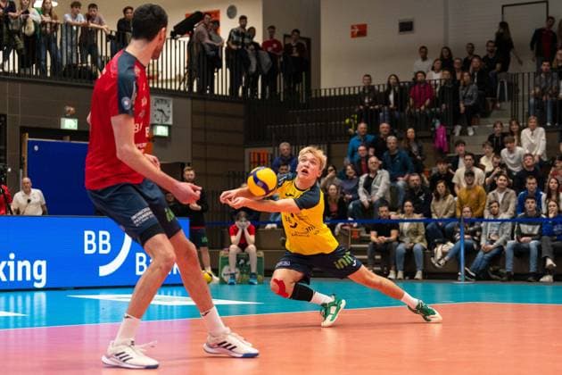 Annahme Ahmann, Mika (BADEN VOLLEYS SSC Karlsruhe, 1), GER, Volleyball, Playoff Viertelfinale, Maenner, Baden VOLLEYS SSC Karlsruhe vs. Berlin Recycling Volleys, 20.03.2024, GER, Volleyball, Playoff Viertelfinale, Maenner, Baden VOLLEYS SSC Karlsruhe vs. Berlin Recycling Volleys, 20.03.2024 Karlsruhe Copyright: xEibner-Pressefoto StefanxMayerx EP_SMR