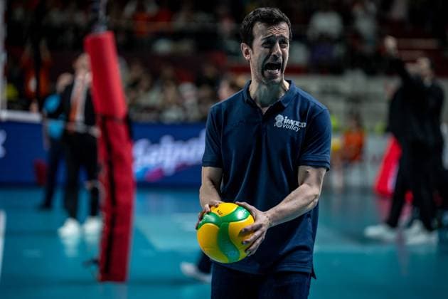 776121898 Coach of Imoco Volley Daniele Santarelli in action during the match. Eczacibasi Dynavit and Imoco Volley Conegiano faced each other in the CEV Women™s Champions League Volley Semifinal game 2, the match took place at Istanbul Burhan Felek Vestel Volleyball Hall on March 20, 2024 Istanbul Istanbul Turkey Copyright: xYagizxGurtugx
