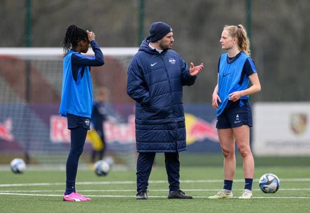 Leipzigs Cheftrainer Trainer Coach Saban Uzun mit Lydia Andrade und Nina Raecke. Training RB Leipzig Frauen am 14. Maerz 2024. Red Bull Akademie, Leipzig. Training RB Leipzig Frauen