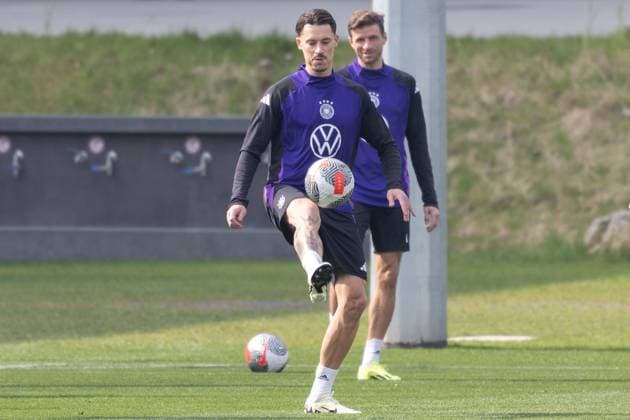 Training und PK der Deutschen Fußball-Nationalmannschaft Robin Koch vor Thomas Müller. Training und PK der Deutschen Fußball-Nationalmannschaft auf dem DFB-Campus in Frankfurt am Main am 21. März 2024., Frankfurt am Main Hessen Deutschland DFB-Campus