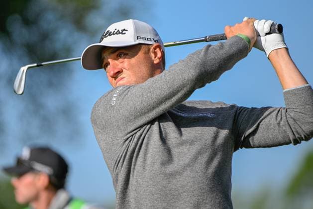 PALM HARBOR, FL - MARCH 21: Justin Thomas (USA) watches his tee shot on 15 during Rd1 of the Valspar Championship at Innisbrook Resort - Copperhead, on March 21, 2024, in Palm Harbor, Florida. (Photo by Ken Murray Icon Sportswire) GOLF: MAR 21 PGA, Golf Herren Valspar Championship EDITORIAL USE ONLY Icon2403210311