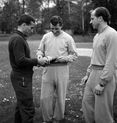 Adolf Adi Dassler , Fritz Walter, Werner Liebrich bei der Schuhprobe 19.09.1957 (Datum geschätzt) *** Adolf Adi Dassler , Fritz Walter, Werner Liebrich trying on shoes 19 09 1957 Date estimated HM