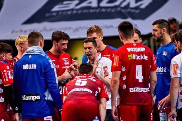 Auszeit mit Ansprache von Jens Buerkle (HBW Balingen-Weilstetten Die Gallier Trainer) TSV Hannover-Burgdorf - vs.HBW Balingen-Weilstetten Die Gallier, Handball Bundesliga, HBL, Saison 2023 2024 21.03.2024 -Pressefoto Jan-Frederic Helbig TSV Hannover-Burgdorf - vs. HBW Balingen-Weilstetten Die Gallier, Handball Bundesliga, HBL, ZAG Arena, Liqui Moly Handball-Bundesliga, Saison 2023 2024, 21.03.2024 Hannover Copyright: xEibner-Pressefoto Jan-FredericxHx EP_JHG