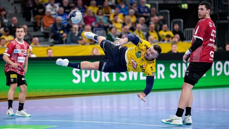 Sport Themen der Woche KW12 Sport Bilder des Tages v.li.: Tim Freihöfer (Füchse, 20), Jannik Kohlbacher (RNL, 80), Mijajlo Marsenic (Füchse, 93), beim Sprungwurf, Wurf, Torwurf, Action, Aktion, Spielszene, 21.03.2024, Mannheim (Deutschland), Handball, Bundesliga, Rhein-Neckar Löwen - Füchse Berlin *** from left Tim Freihöfer Füchse, 20 , Jannik Kohlbacher RNL, 80 , Mijajlo Marsenic Füchse, 93 , during jump shot, throw, goal shot, action, action scene, 21 03 2024, Mannheim Germany , Handball, Bundesliga, Rhein Neckar Löwen Füchse Berlin xozx