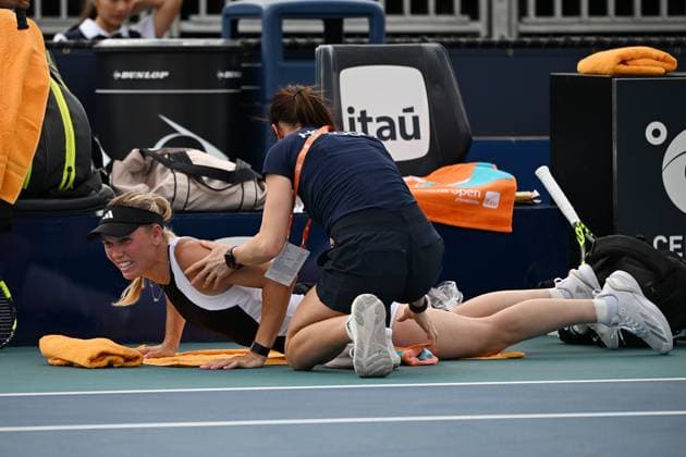 MIAMI GARDENS FL - MARCH 21: Caroline Wozniacki Vs Clara Burel during The Miami Open at Hard Rock Stadium on March 21, 2024 in Miami Gardens, Florida. Copyright: xmpi04x