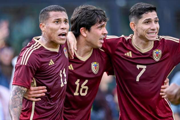 FT. LAUDERDALE, FL - MARCH 21: Venezuela™s Darwin Machine (11) celebrates scoring a goal with Jon Aramburu (16) and Jefferson Savarino (7) during the Italy vs. Venezuela International Friendly, Länderspiel, Nationalmannschaft match on March 21, 2024, at Chase Stadium in Fort Lauderdale, Fla. (Photo by Doug Murray Icon Sportswire) SOCCER: MAR 21 Italy vs Venezuela EDITORIAL USE ONLY Icon79620240321003