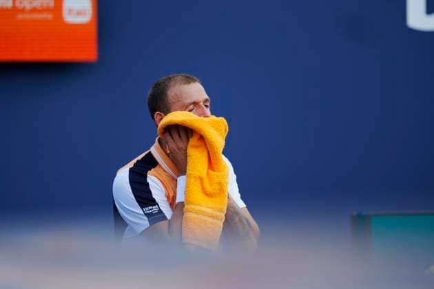March 21, 2024, Miami, Florida, USA: Daniel Evans (Great Britain) towels off during his match against Lorenzo Sonego (Italy) during the first round of menÃ¢â‚¬â ¢s singles at the Miami Open tennis tournament. Miami USA - ZUMAd212 20240321_zsp_d212_063 Copyright: xRichardxDolex
