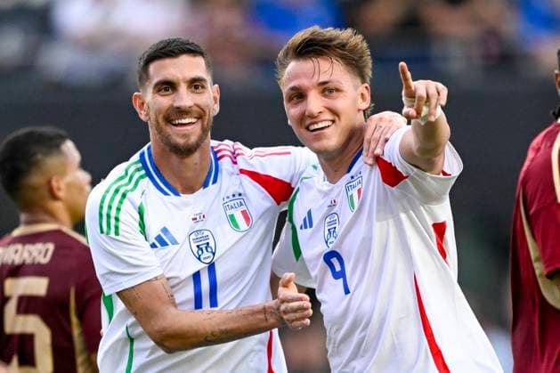 Sport Themen der Woche KW12 Sport Bilder des Tages FT. LAUDERDALE, FL - MARCH 21: Italy forward Mateo Retegui (9) celebrates scoring a goal with midfielder Lorenzo Pellegrini (11) during the Italy vs. Venezuela International Friendly, Länderspiel, Nationalmannschaft match on March 21, 2024, at Chase Stadium in Fort Lauderdale, Fla. (Photo by Doug Murray Icon Sportswire) SOCCER: MAR 21 Italy vs Venezuela EDITORIAL USE ONLY Icon79620240321007