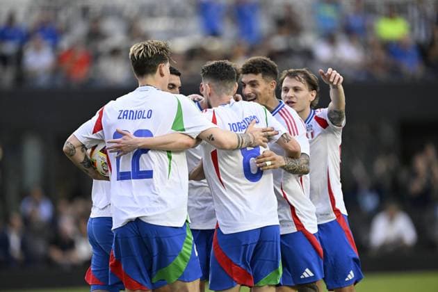 FT. LAUDERDALE, FL - MARCH 21: Italy forward Mateo Retegui (9) celebrates scoring a goal with forward Nicolo Zaniolo (22) and midfielder Jorginho Frello (8) during the Italy vs. Venezuela International Friendly, Länderspiel, Nationalmannschaft match on March 21, 2024, at Chase Stadium in Fort Lauderdale, Fla. (Photo by Doug Murray Icon Sportswire) SOCCER: MAR 21 Italy vs Venezuela EDITORIAL USE ONLY Icon79620240321008