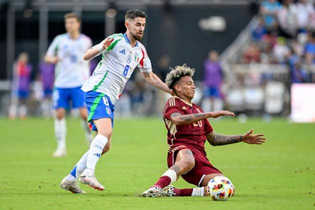 FT. LAUDERDALE, FL - MARCH 21: Italy midfielder Jorginho Frello (8) and Venezuela™s Jhonder Cadiz (20) fight for the ball during the Italy vs. Venezuela International Friendly, Länderspiel, Nationalmannschaft match on March 21, 2024, at Chase Stadium in Fort Lauderdale, Fla. (Photo by Doug Murray Icon Sportswire) SOCCER: MAR 21 Italy vs Venezuela EDITORIAL USE ONLY Icon79620240321020