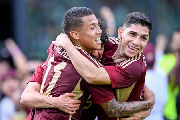 FT. LAUDERDALE, FL - MARCH 21: Venezuela’s Darwin Machins (11) celebrates scoring a goal with Jon Aramburu (center) and Jefferson Savarino (7) during the Italy vs. Venezuela International Friendly, Länderspiel, Nationalmannschaft match on March 21, 2024, at Chase Stadium in Fort Lauderdale, Fla. (Photo by Doug Murray Icon Sportswire) SOCCER: MAR 21 Italy vs Venezuela EDITORIAL USE ONLY Icon79620240321002