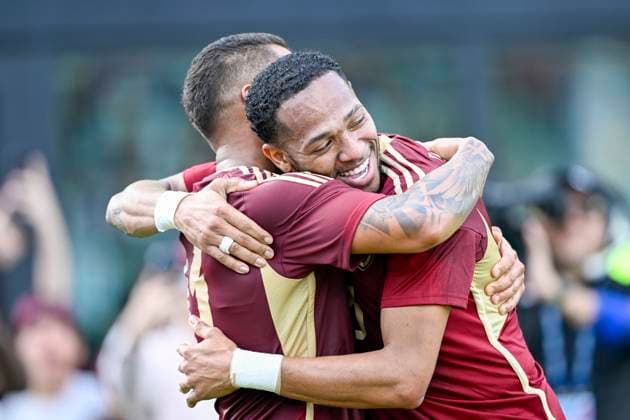 FT. LAUDERDALE, FL - MARCH 21: Venezuela’s Darwin Machins (11) celebrates scoring a goal with Jose Martinez (right) during the Italy vs. Venezuela International Friendly, Länderspiel, Nationalmannschaft match on March 21, 2024, at Chase Stadium in Fort Lauderdale, Fla. (Photo by Doug Murray Icon Sportswire) SOCCER: MAR 21 Italy vs Venezuela EDITORIAL USE ONLY Icon79620240321004