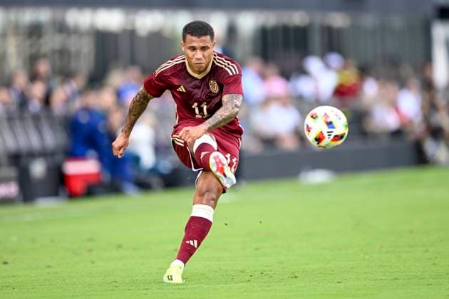 FT. LAUDERDALE, FL - MARCH 21: Venezuela’s Darwin Machins (11) kicks the ball during the Italy vs. Venezuela International Friendly, Länderspiel, Nationalmannschaft match on March 21, 2024, at Chase Stadium in Fort Lauderdale, Fla. (Photo by Doug Murray Icon Sportswire) SOCCER: MAR 21 Italy vs Venezuela EDITORIAL USE ONLY Icon79620240321011