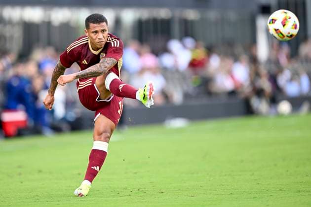 FT. LAUDERDALE, FL - MARCH 21: Venezuela’s Darwin Machins (11) kicks the ball during the Italy vs. Venezuela International Friendly, Länderspiel, Nationalmannschaft match on March 21, 2024, at Chase Stadium in Fort Lauderdale, Fla. (Photo by Doug Murray Icon Sportswire) SOCCER: MAR 21 Italy vs Venezuela EDITORIAL USE ONLY Icon79620240321012