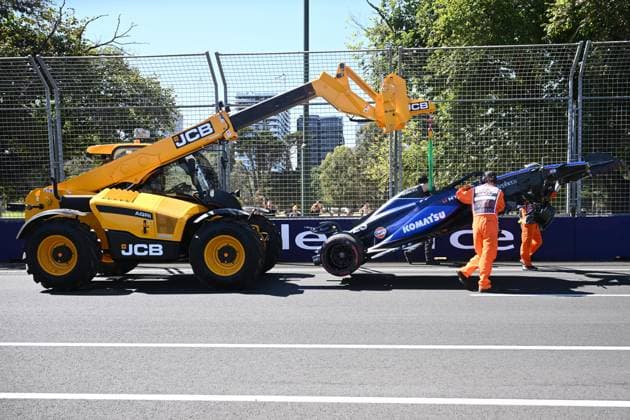 AUSTRALIAN F1 GRAND PRIX, Marshalls remove the car of Alex Albon of Williams after crashing during Free Practice One at the Albert Park Grand Prix Circuit in Melbourne, Friday, March 22, 2024. ( NO ARCHIVING, EDITORIAL USE ONLY, NO USE IN BOOKS WITHOUT CONSENT MELBOURNE VICTORIA AUSTRALIA  Copyright: xJOELxCARRETTx 20240322001920920435