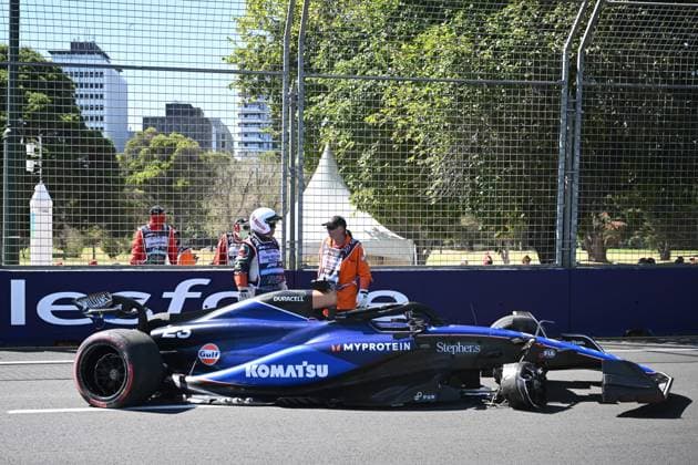 AUSTRALIAN F1 GRAND PRIX, Marshalls prepare to remove the car of Alex Albon of Williams after crashing during Free Practice One at the Albert Park Grand Prix Circuit in Melbourne, Friday, March 22, 2024. ( NO ARCHIVING, EDITORIAL USE ONLY, NO USE IN BOOKS WITHOUT CONSENT MELBOURNE VICTORIA AUSTRALIA  Copyright: xJOELxCARRETTx 20240322001920920706