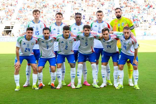 FT. LAUDERDALE, FL - MARCH 21: Front row, from left, Italy s Andrea Cambiaso (24), Giacomo Bonaventura (7), Giovanni Di Lorenzo (2), Manuel Locatelli (5), Federico Chiesa (14), Davide Frattesi (19, Back row, from left, Giorgio Scalvini (15), Mateo Retegui (9), Destiny Udogie (6), Alessandro Buongiorno (4) and Gianluigi Donnarumma (1) pose on the pitch before the Italy vs. Venezuela International Friendly, Länderspiel, Nationalmannschaft match on March 21, 2024, at Chase Stadium in Fort Lauderdale, Fla. (Photo by Doug Murray Icon Sportswire) SOCCER: MAR 21 Italy vs Venezuela EDITORIAL USE ONLY Icon79620240321031