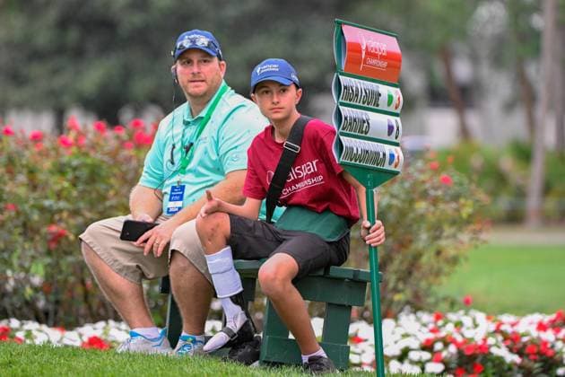 PALM HARBOR, FL - MARCH 21: Sign bearer Panagioti Bousdoukos rests near the tee box on 17 with the official score keeper during Rd1 of the Valspar Championship at Innisbrook Resort - Copperhead, on March 21, 2024, in Palm Harbor, Florida. (Photo by Ken Murray Icon Sportswire) GOLF: MAR 21 PGA, Golf Herren Valspar Championship EDITORIAL USE ONLY Icon2403210851