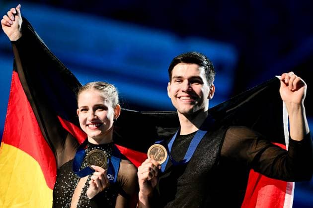 Bilder des Jahres 2024, Sport 03 März Sport Themen der Woche KW12 Sport Bilder des Tages Pairs Awards, Minerva Fabienne HASE & Nikita VOLODIN (GER) during Victory Ceremony, at the ISU World Figure skating, Eiskunstlauf Championships 2024, at Centre Bell, on March 21, 2024 in Montreal, Canada. Noxthirdxpartyxsales  (247951550)