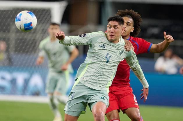 RECORD DATE NOT STATED CONCACAF NATIONS LEAGUE 2023-2024 Panama vs Mexico SF Edson Alvarez (L) of Mexico fights for the ball with Adalberto Carrasquilla (R) of Panama during the Semifinals match between Panama and Mexico (Mexican national team, Nationalteam as part of the 2024 Concacaf Nations League, at AT-T Stadium, Arlington, Texas, on March 21, 2024. ARLINGTON TEXAS UNITED STATES  Copyright: xDavidxLeahx 20240321202948_CNL_24_SF_PAN_MEX_ALVAREZ123