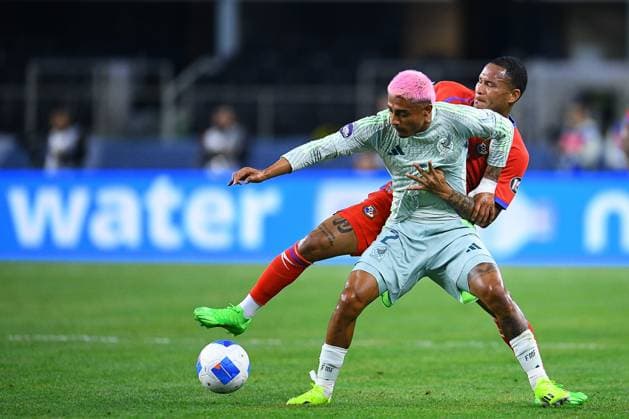 RECORD DATE NOT STATED CONCACAF NATIONS LEAGUE 2023-2024 Panama vs Mexico SF Julian Araujo (L) of Mexico fights for the ball with Eric Davis (R) of Panama during the Semifinals match between Panama and Mexico (Mexican national team, Nationalteam as part of the 2024 Concacaf Nations League, at AT-T Stadium, Arlington, Texas, on March 21, 2024. ARLINGTON TEXAS UNITED STATES  Copyright: xAdrianxMaciasx 20240321213038_CNL_24_SF_PAN_MEX_ARAUJO253