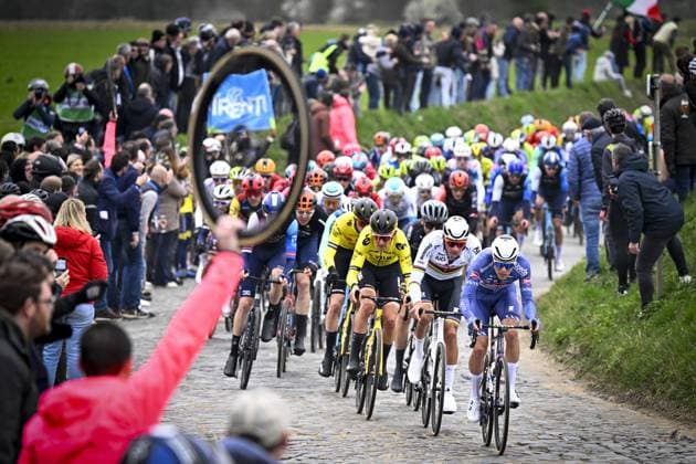 Bilder des Jahres 2024, Sport 03 März Sport Themen der Woche KW12 Sport Bilder des Tages The pack of riders pictured in action during the E3 Saxo Bank Classic one day cycling race, 207km from and to Harelbeke, Friday 22 March 2024. JASPERxJACOBS  x89641287x