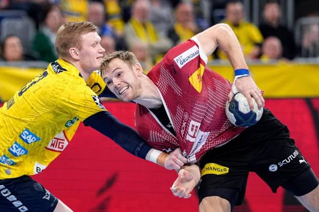 v.li.: Ymir Örn Gislason (RNL, 33), Mathias Gidsel (Füchse, 19), Zweikampf, Spielszene, Duell, duel, tackle, tackling, Dynamik, Action, Aktion, 21.03.2024, Mannheim (Deutschland), Handball, Bundesliga, Rhein-Neckar Löwen - Füchse Berlin