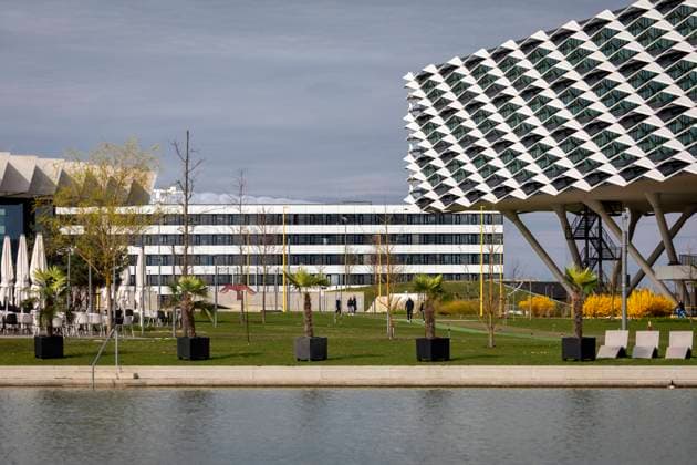 22.03.2024 Nach der DFB-Entscheidung auf dem adidas Campus World Of Sports in Herzogenaurach Blick in die World Of Sports mit architektonisch hervorragenden Gebäuden und Bereichen zum Relaxen Herzogenaurach Bayern Deutschland