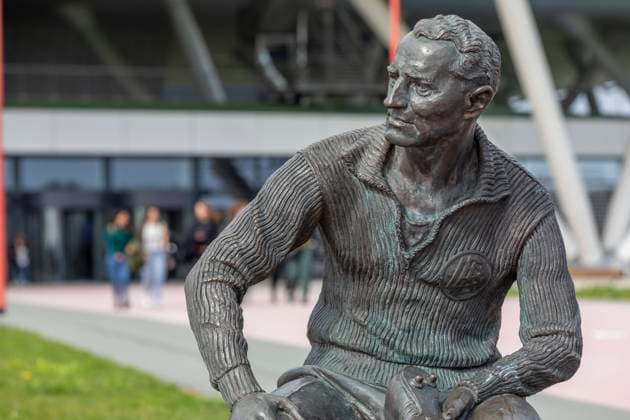 22.03.2024 Nach der DFB-Entscheidung auf dem adidas Campus World Of Sports in Herzogenaurach Die Bronzestatue des Firmengründer Adolf Adi Dassler trägt das Logo des DFB auf dem Trikot Herzogenaurach Bayern Deutschland