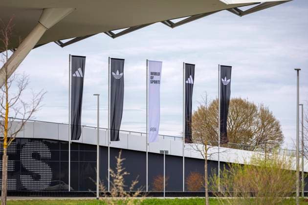 22.03.2024 Nach der DFB-Entscheidung auf dem adidas Campus World Of Sports in Herzogenaurach adidas Fahnen Herzogenaurach Bayern Deutschland