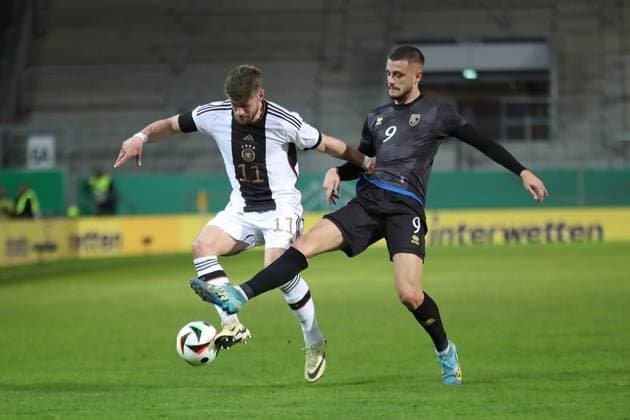 EM-Qualifikation U21, U 21 Deutschland vs. Kosovo, 22.03.24 Jan Thielmann (11, Deutschland-U21, 1. FC Köln) gegen Fatjon Bunjaku (9, Kosovo-U21). Fußball, EM-Qualifikation U21: Deutschland vs. Kosovo am 22.03.24 im Stadion an der Gellertstraße, Chemnitz. *** European Championship Qualification U21 Germany vs Kosovo, 22 03 24 Jan Thielmann 11, Germany U21, 1 FC Köln vs Fatjon Bunjaku 9, Kosovo U21 Football, European Championship Qualification U21 Germany vs Kosovo on 22 03 24 at Stadion an der Gellertstraße, Chemnitz Copyright: xBEAUTIFULxSPORTS JanxKaeferx