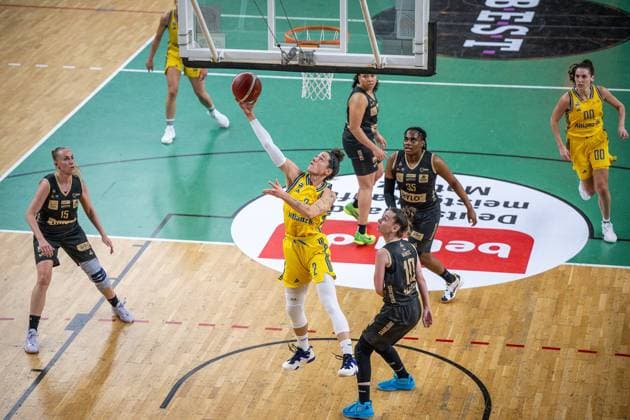 Basketball Berlin 22.03.2024 Saison 2023 2024 1. Bundesliga DBBL Alba Berlin - Saarlouis Royals Stefanie Grigoleit (Alba, No.02) Sanja Mandic (Saarlouis, No.10)