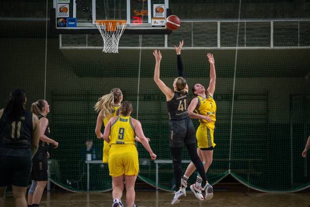 Basketball Berlin 22.03.2024 Saison 2023 2024 1. Bundesliga DBBL Alba Berlin - Saarlouis Royals Milena Marjanovic (Saarlouis, No.41) Leoni Kreyenfeld (Alba, No.07)