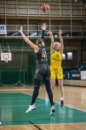 Basketball Berlin 22.03.2024 Saison 2023 2024 1. Bundesliga DBBL Alba Berlin - Saarlouis Royals Nina Rosemeyer (Alba, No.11) Milena Marjanovic (Saarlouis, No.41)