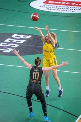 Basketball Berlin 22.03.2024 Saison 2023 2024 1. Bundesliga DBBL Alba Berlin - Saarlouis Royals Nina Rosemeyer (Alba, No.11) Sanja Mandic (Saarlouis, No.10)