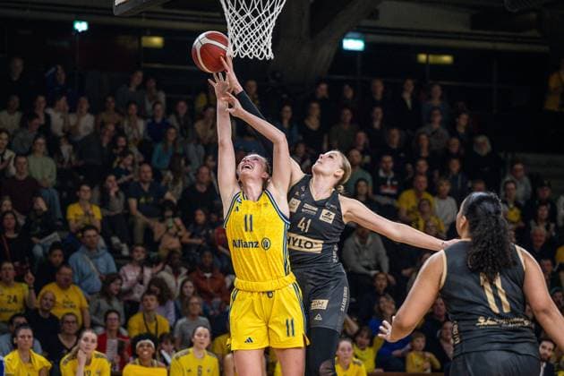 Basketball Berlin 22.03.2024 Saison 2023 2024 1. Bundesliga DBBL Alba Berlin - Saarlouis Royals Nina Rosemeyer (Alba, No.11) Milena Marjanovic (Saarlouis, No.41)