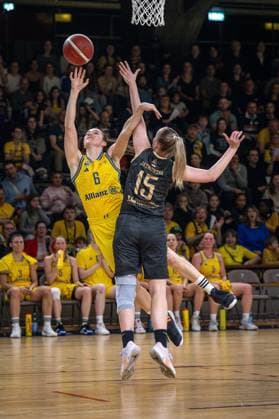 Basketball Berlin 22.03.2024 Saison 2023 2024 1. Bundesliga DBBL Alba Berlin - Saarlouis Royals Tessa Stammberger (Alba, No.06) Monika Jasnowska (Saarlouis, No.15)