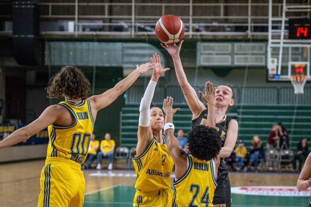 Basketball Berlin 22.03.2024 Saison 2023 2024 1. Bundesliga DBBL Alba Berlin - Saarlouis Royals Sanja Mandic (Saarlouis, No.10) Deeshyra Thomas (Alba, No.24) Stefanie Grigoleit (Alba, No.02)