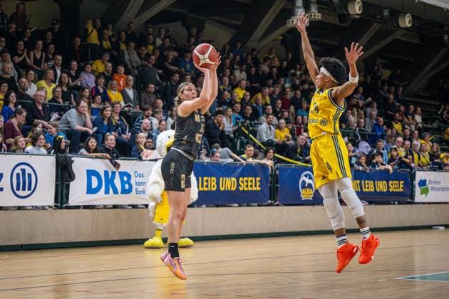 Basketball Berlin 22.03.2024 Saison 2023 2024 1. Bundesliga DBBL Alba Berlin - Saarlouis Royals Isabelle Spingola (Saarlouis, No.30) Deeshyra Thomas (Alba, No.24)